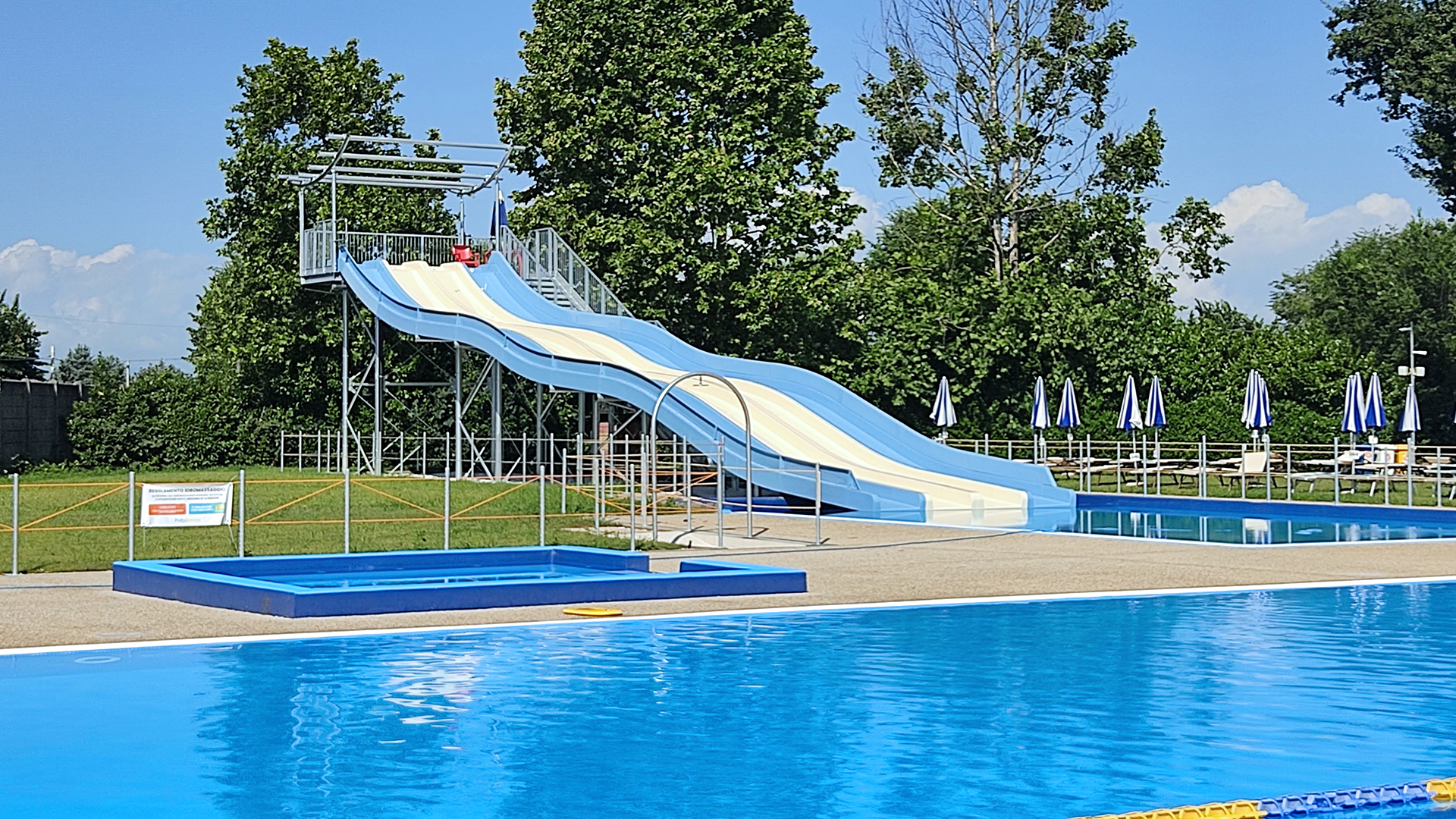 La piscina e gli scivoli del Palalancia